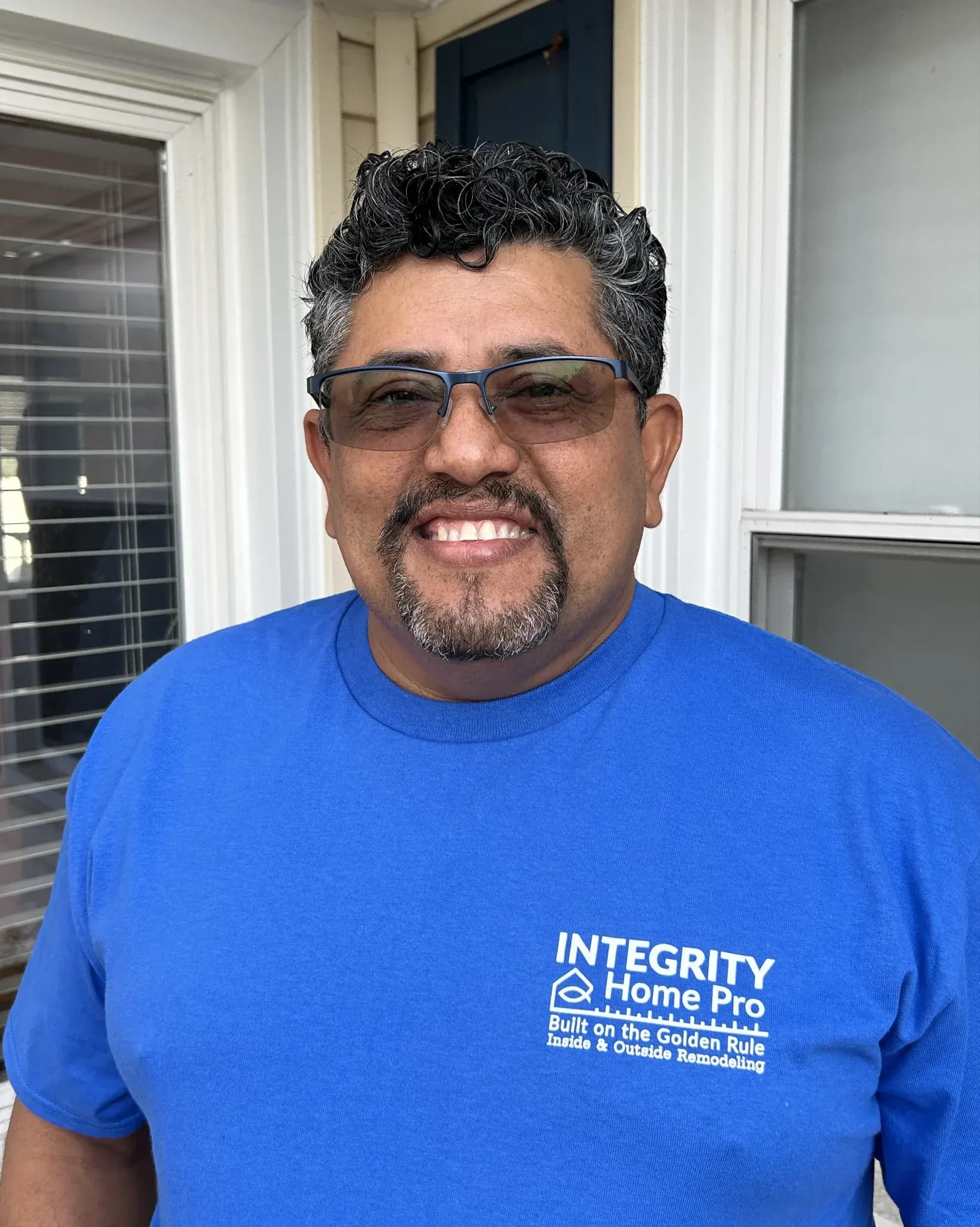 A photo of a team member in a blue Integrity Home Pro shirt.